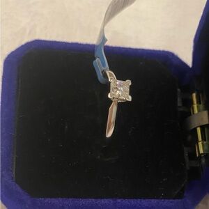 Elegant 14 carat, white gold, and Diamond ring